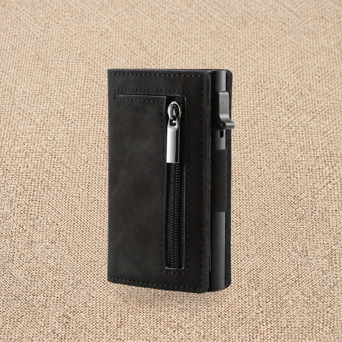 Porte-cartes RFID en aluminium Le Blindé, coloris noir, à habillage simili cuir, sur un fond de lin beige