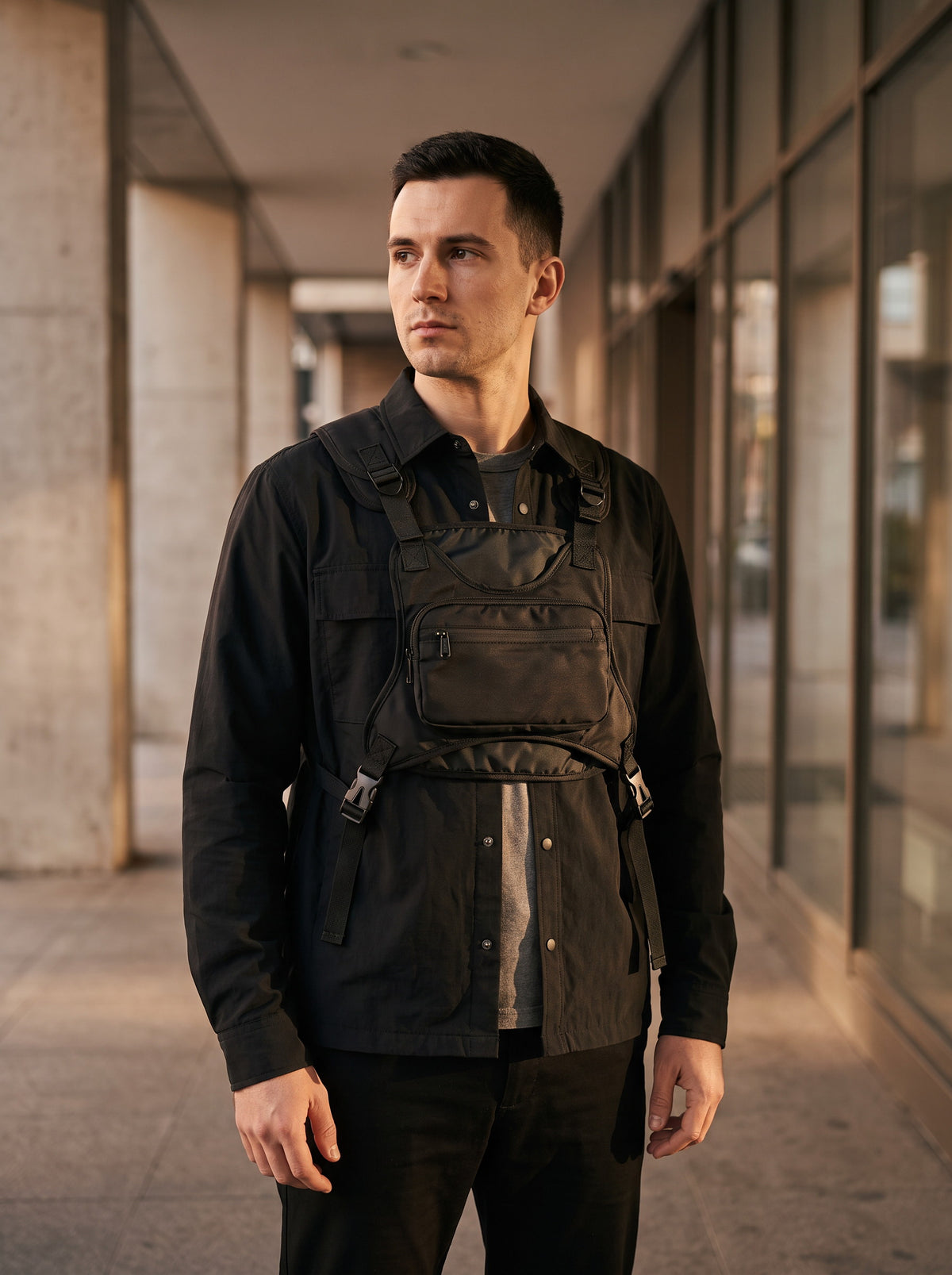 Sac de poitrine homme grande capacité streetwear — Le Tactique, coloris Noir, porté sur la poitrine