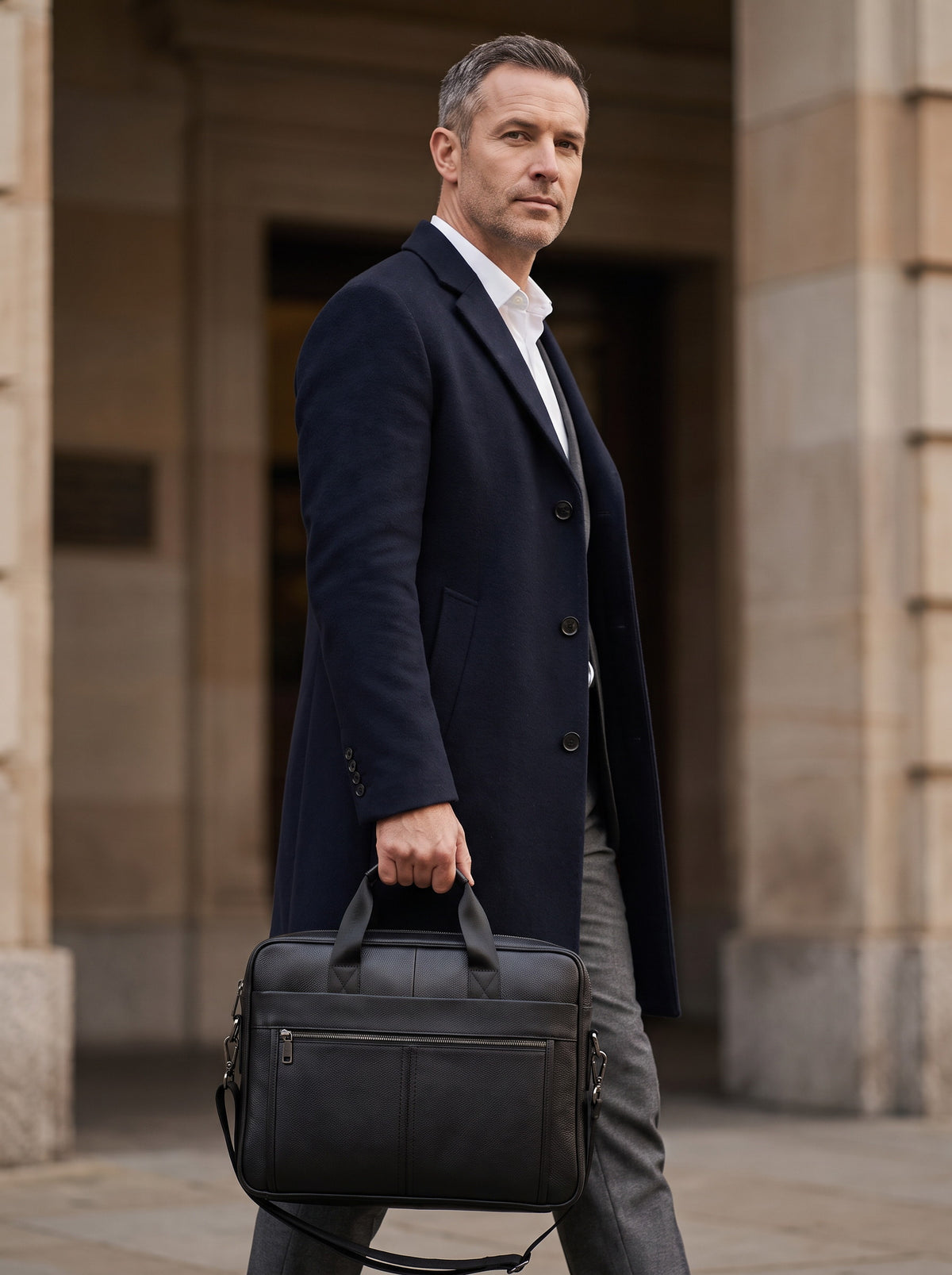 Porte-documents en cuir homme — Le Notaire, coloris Noir, porté à la main