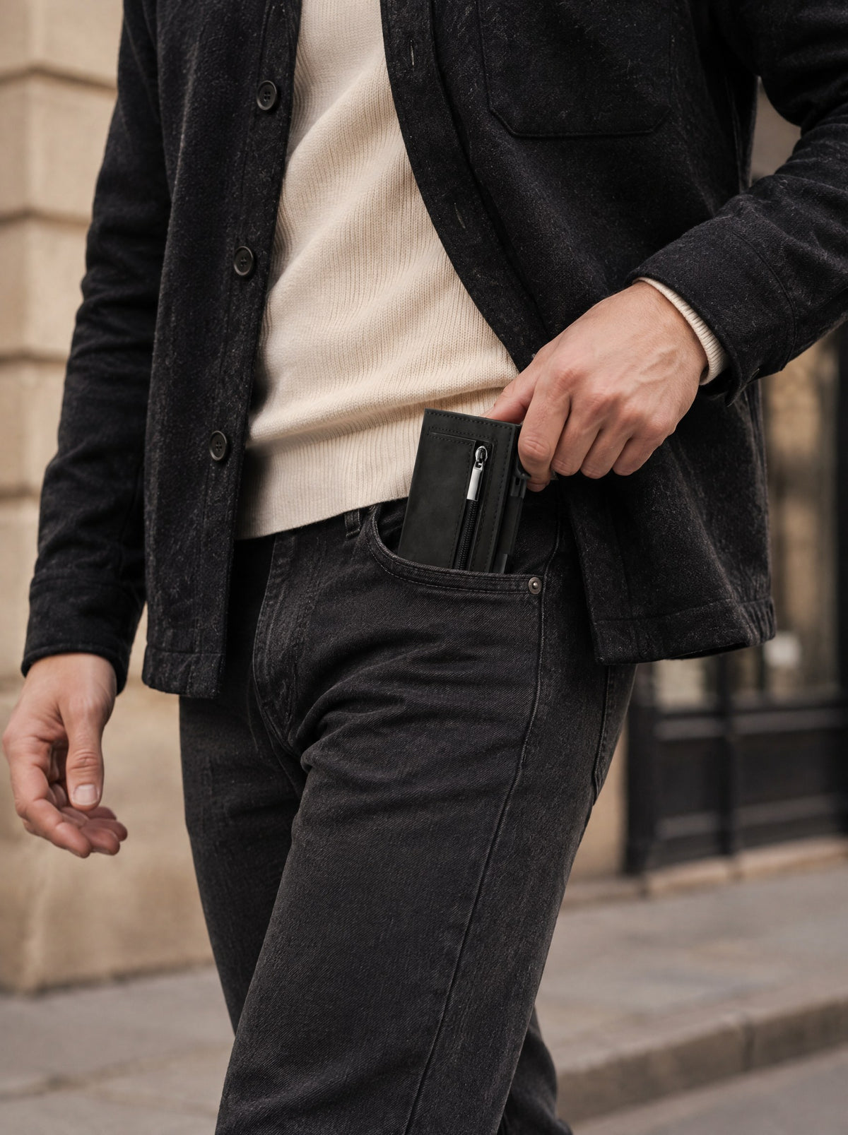 Porte-cartes aluminium RFID à éjection — Le Blindé, coloris Noir, sorti de la poche du jean