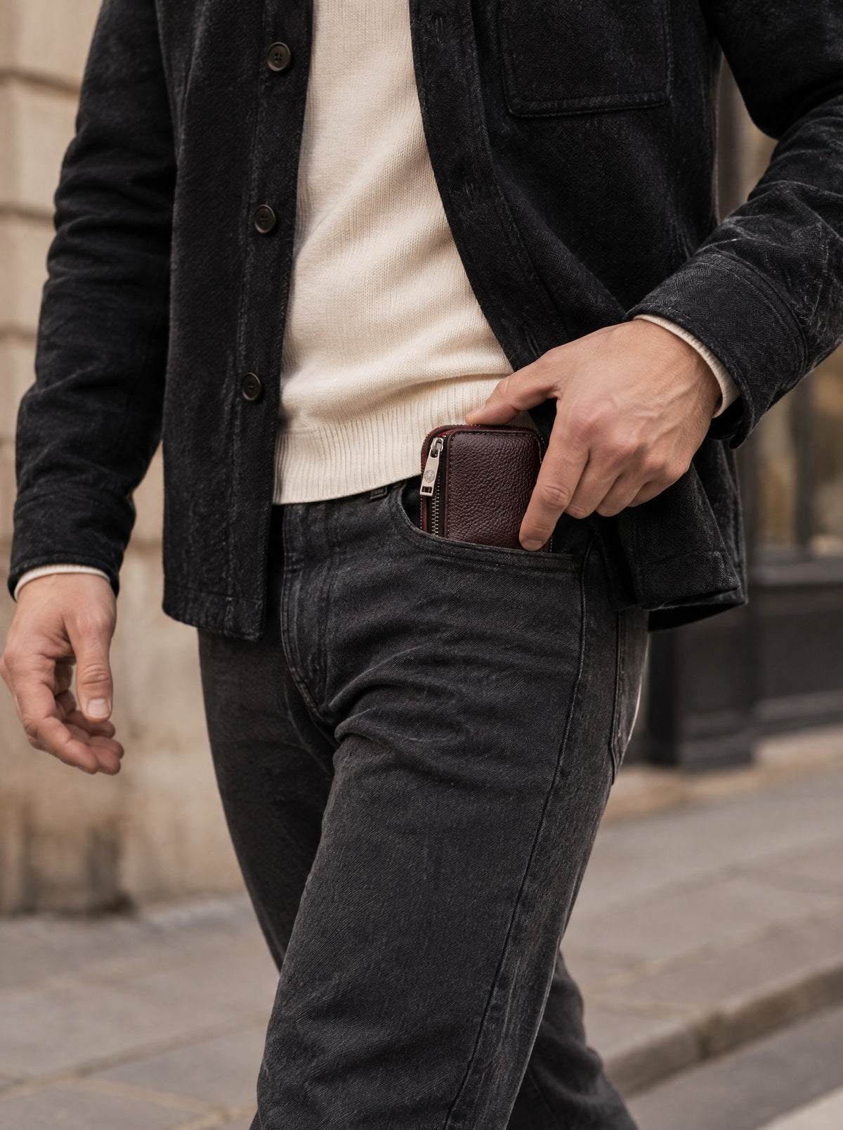 Porte-cartes homme cuir zippé RFID — Le Cardinal, coloris Café, sorti de la poche du jean