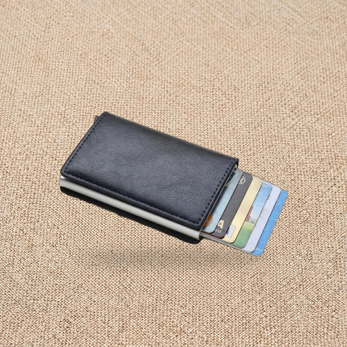 Porte-cartes RFID effet carbone, éjection en éventail — Le Carbone, coloris Bleu nuit