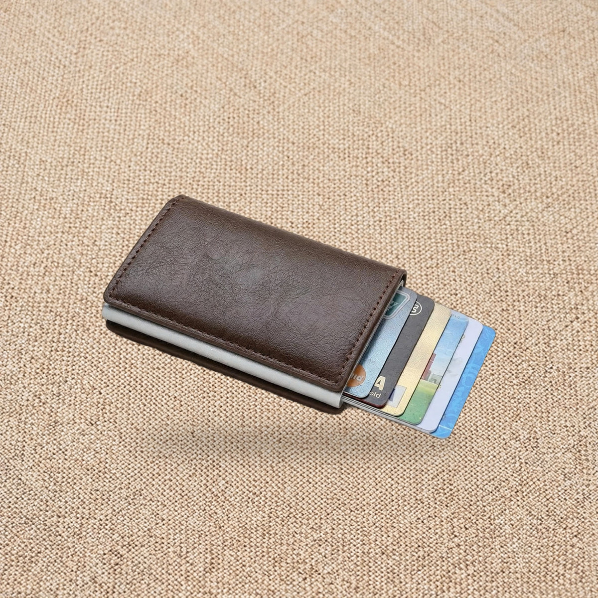 Porte-cartes RFID effet carbone, éjection en éventail — Le Carbone, coloris Café