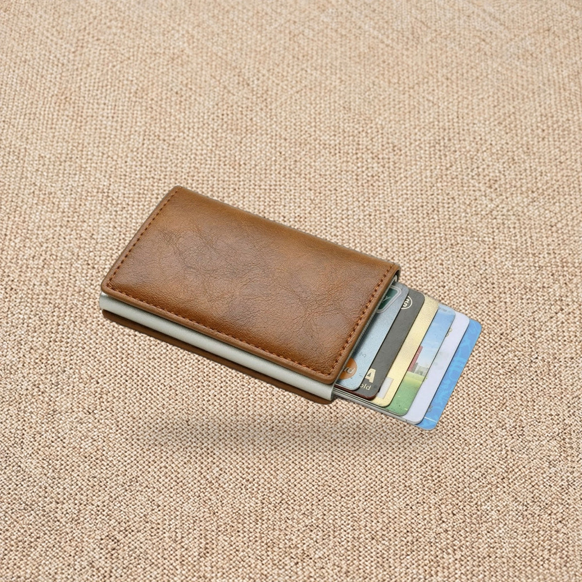 Porte-cartes RFID effet carbone, éjection en éventail — Le Carbone, coloris Marron
