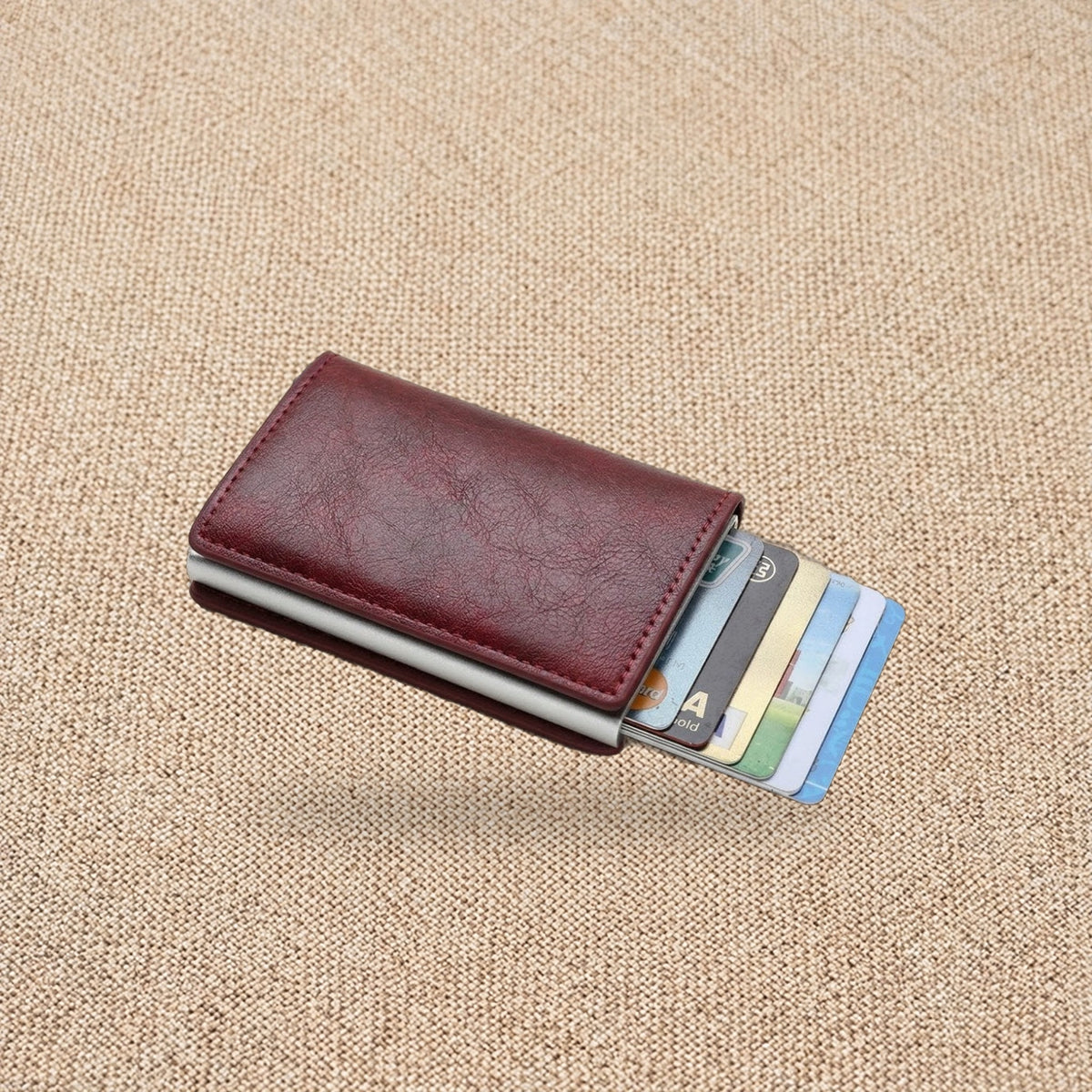 Porte-cartes RFID effet carbone, éjection en éventail — Le Carbone, coloris Bordeaux