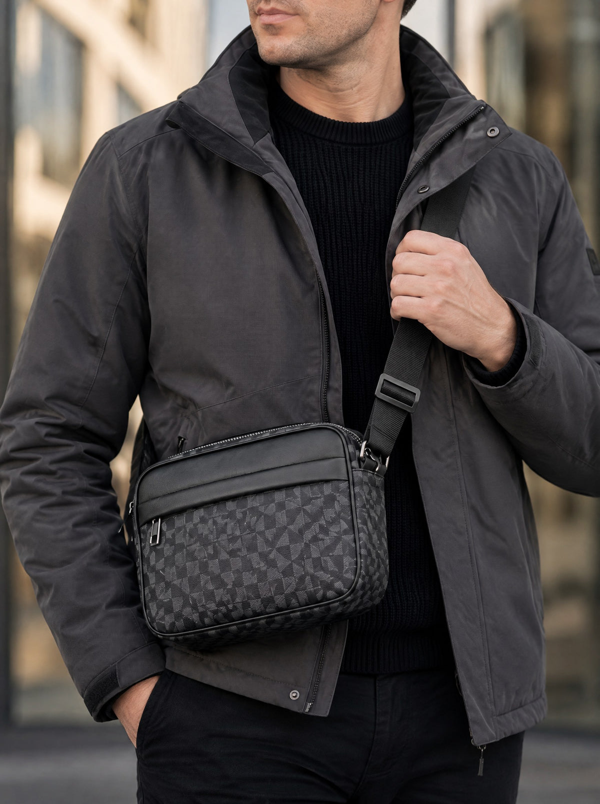 Petite sacoche bandoulière homme business — Le Minimal, coloris Gris foncé, porté gros plan