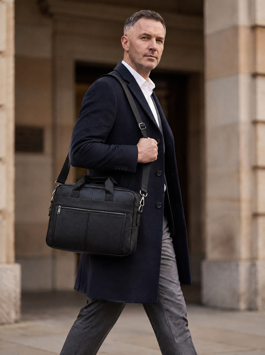 Porte-documents en cuir homme — Le Notaire, coloris Noir, porté en marche, vue de trois quarts