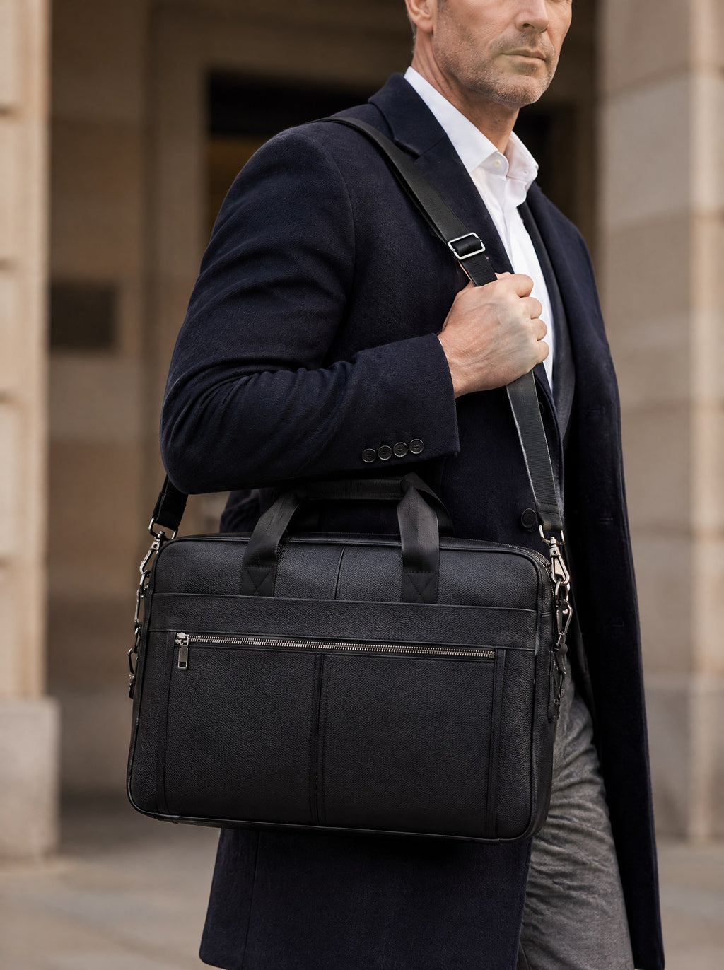 Porte-documents en cuir homme — Le Notaire, coloris Noir, porté gros plan