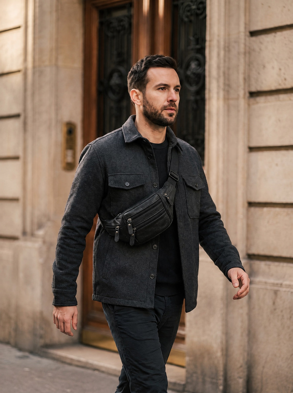 Sac banane cuir homme, ceinture et bandoulière — Le Cargo, coloris Noir, porté en marche, vue de trois quarts