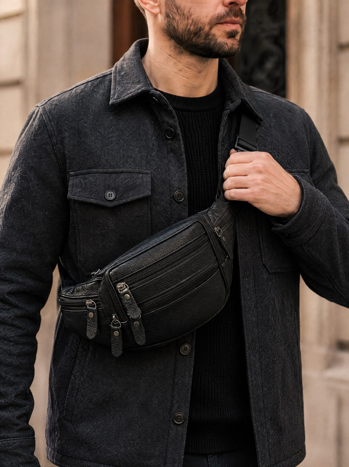 Sac banane cuir homme, ceinture et bandoulière — Le Cargo, coloris Noir, porté gros plan