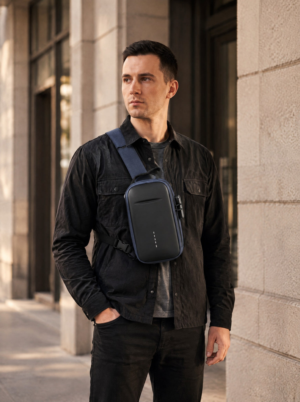 Sac de poitrine antivol à serrure à combinaison — Le Coffre, coloris Bleu, porté de face