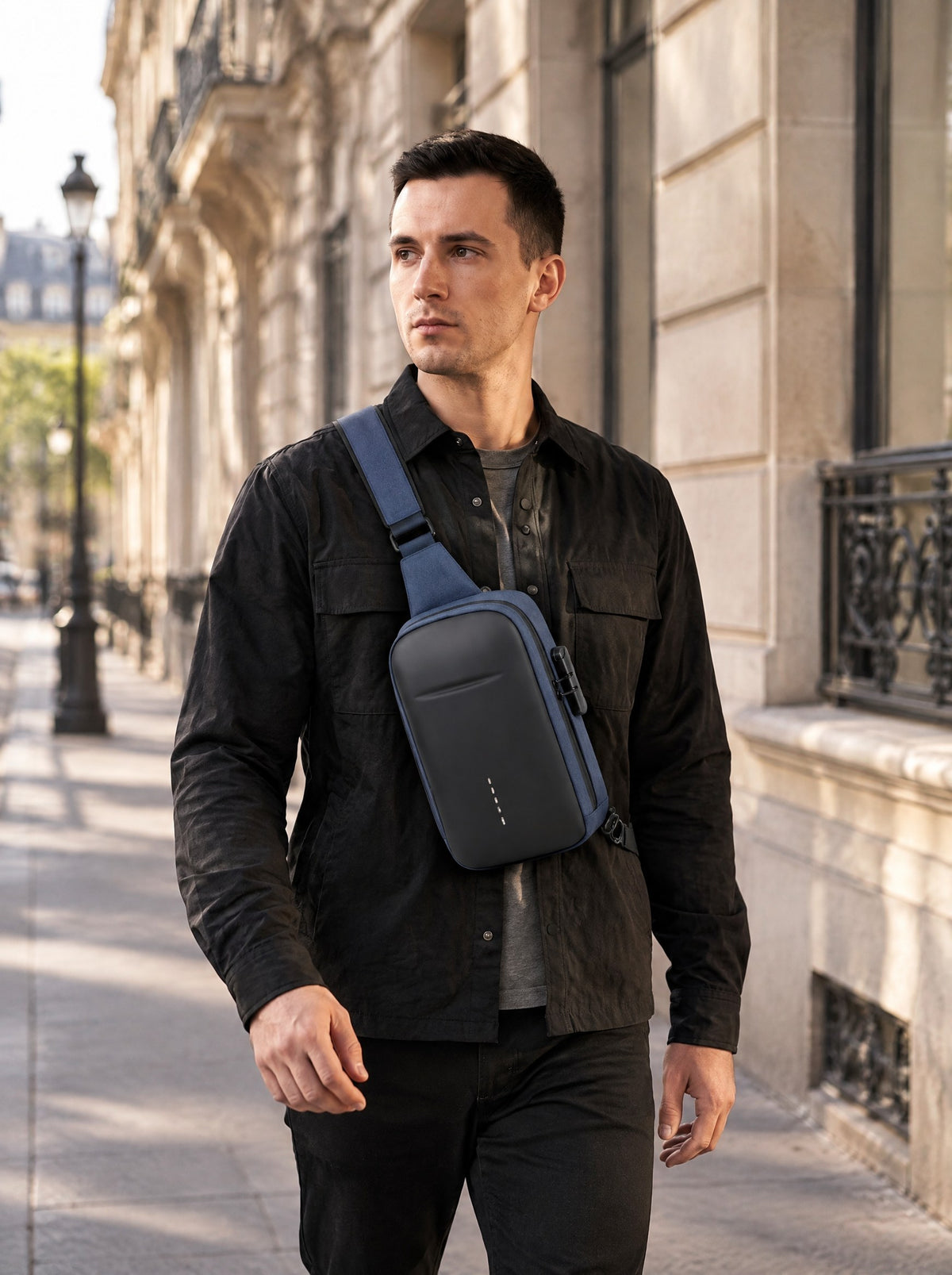 Sac de poitrine antivol à serrure à combinaison — Le Coffre, coloris Bleu, porté en marche, vue de trois quarts