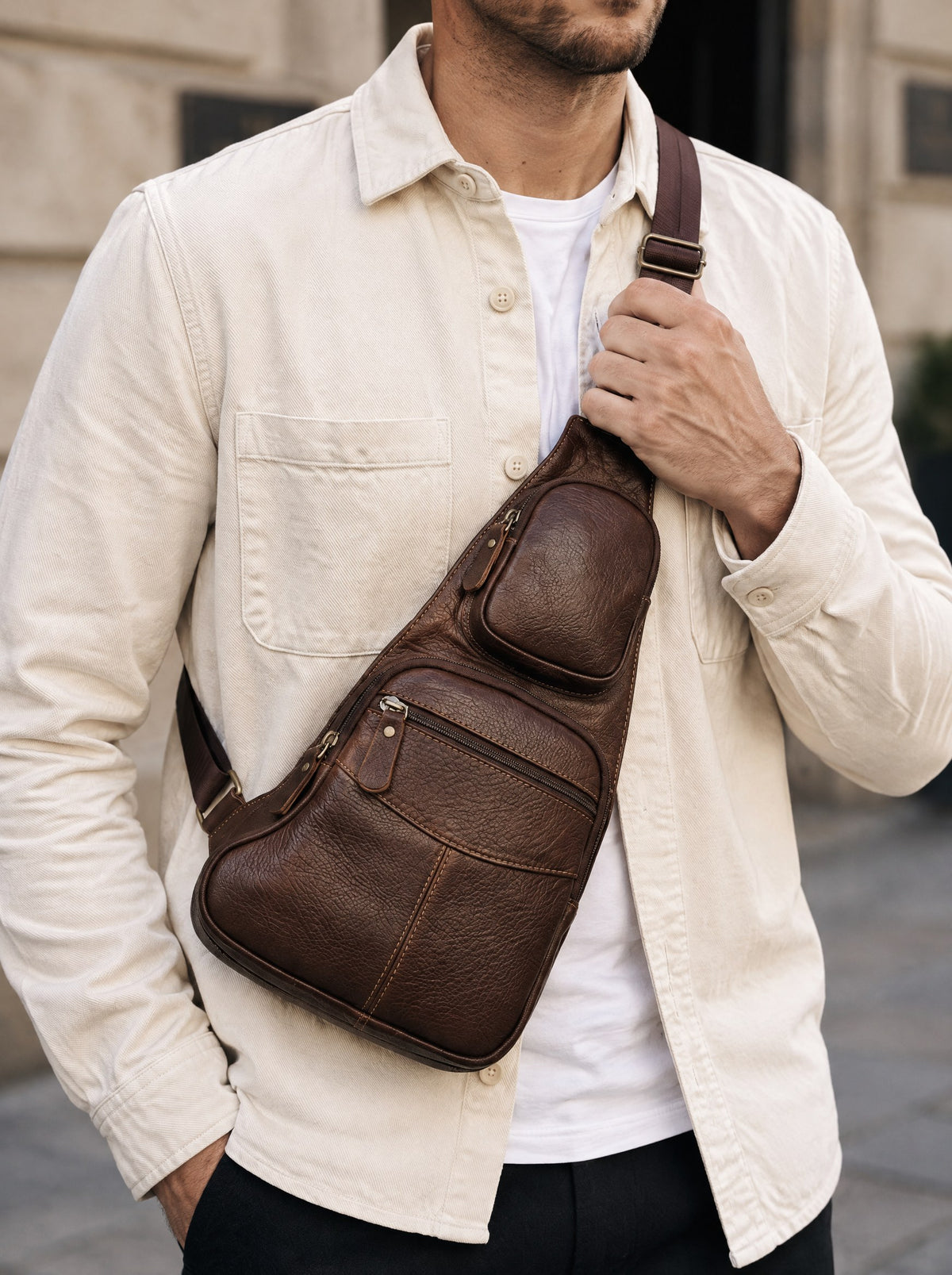Sacoche bandoulière en cuir vintage homme — Le Voyageur, coloris Café, porté gros plan