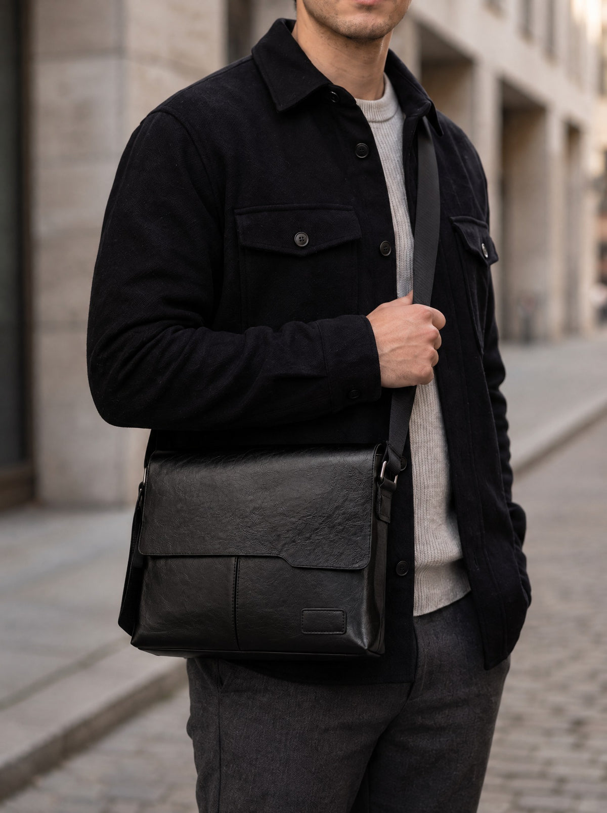 Sacoche bandoulière homme pour tablette — Le Nomade, coloris Noir, porté gros plan