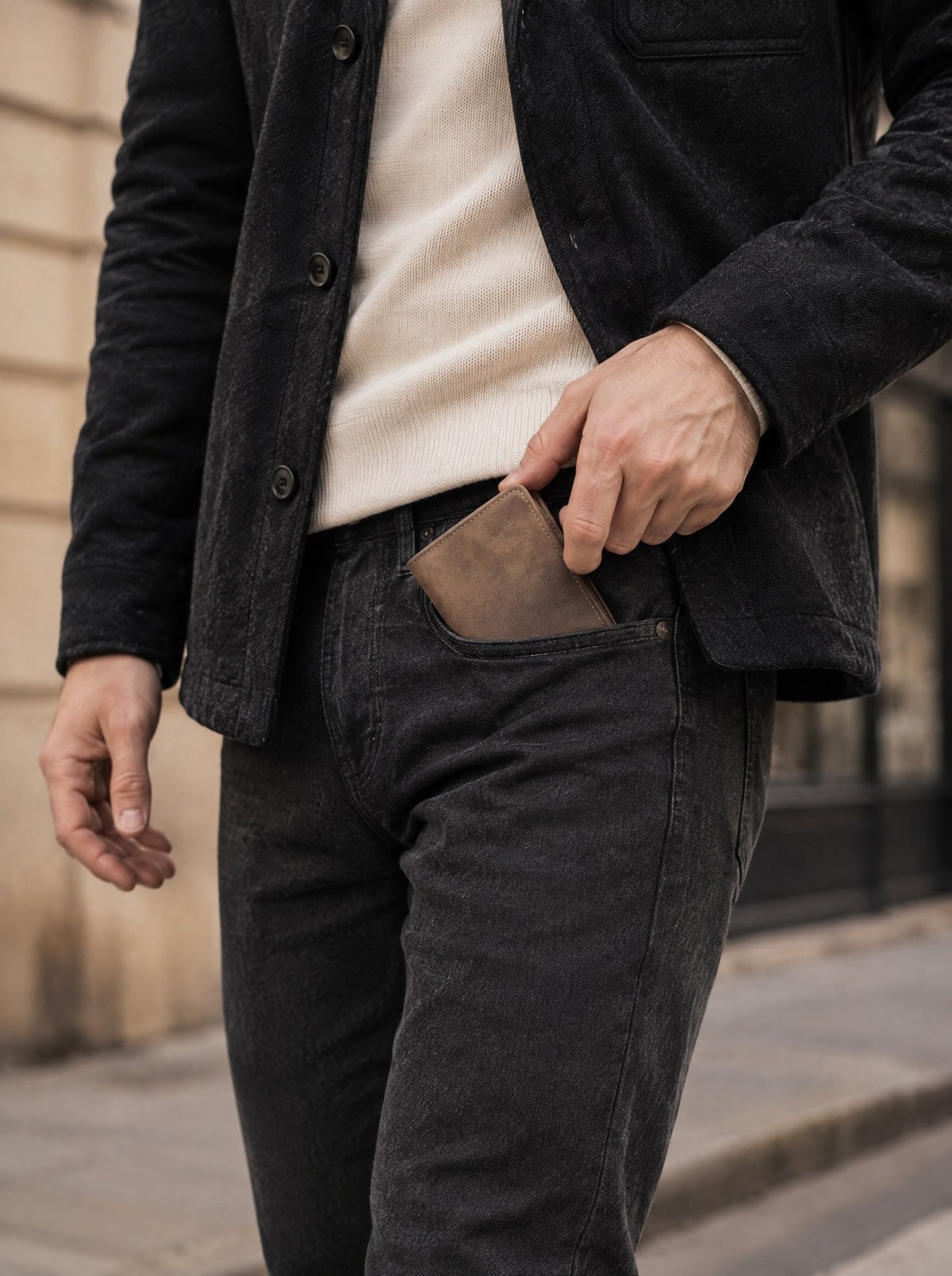 Portefeuille homme porte-cartes simili cuir — Le Classique, coloris Marron, sorti de la poche du jean