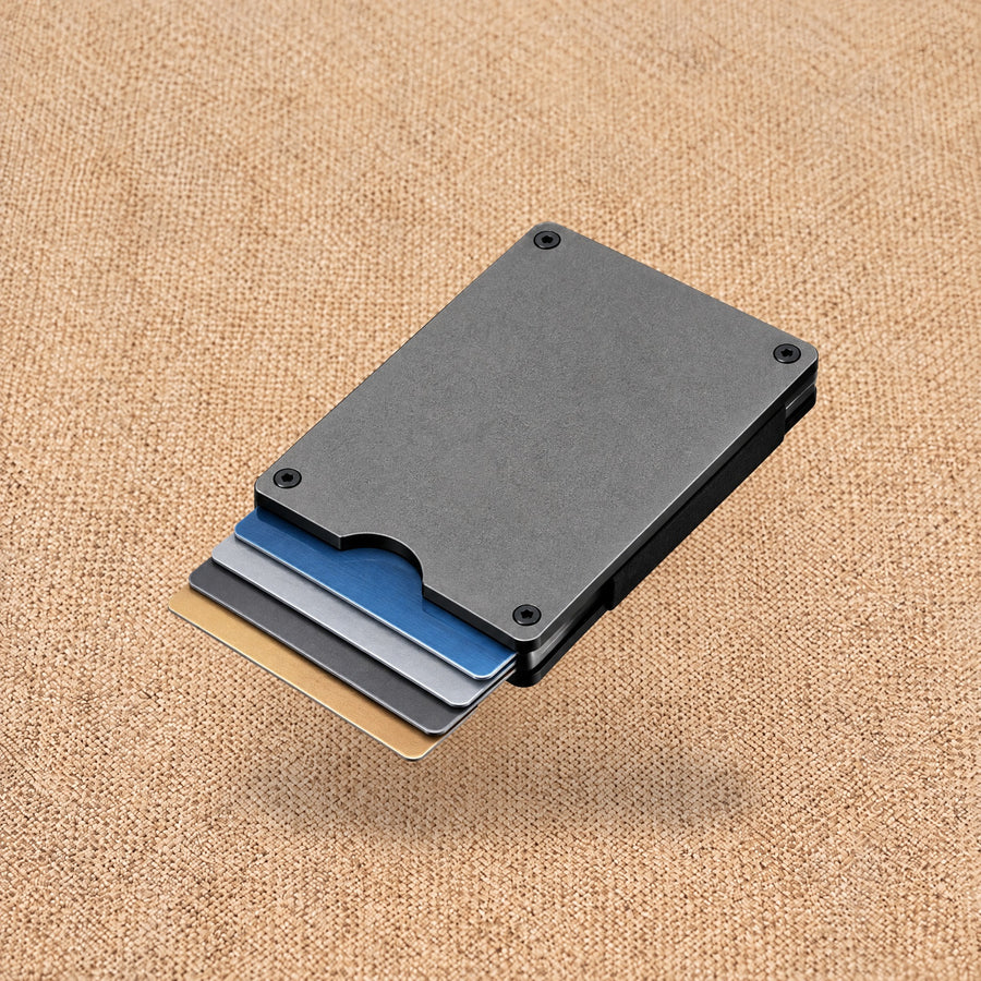 Portefeuille homme minimaliste RFID métal — L'Essentiel, coloris Gris aluminium, cartes sorties