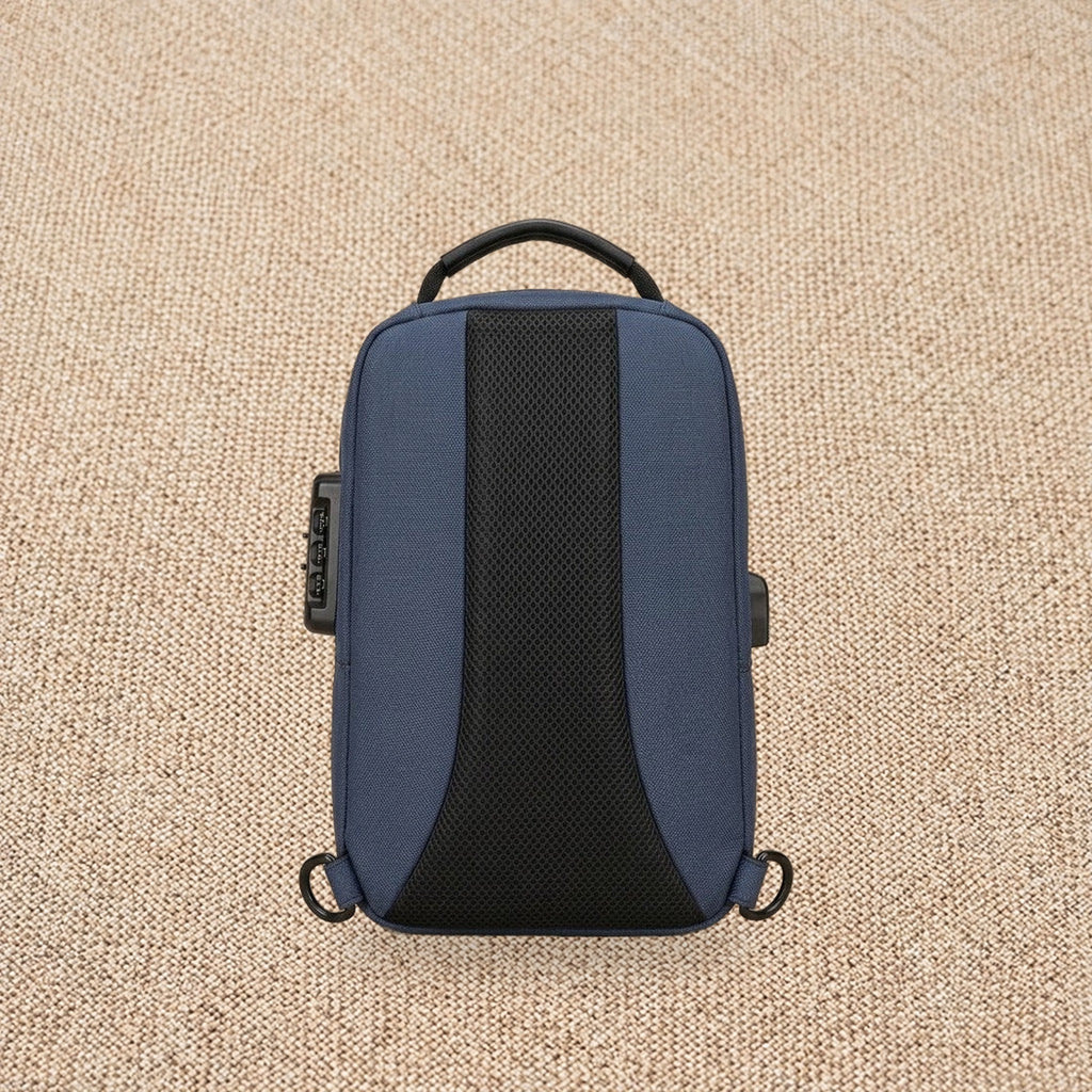 Sac de poitrine antivol à serrure à combinaison — Le Coffre, coloris Bleu, vue de dos