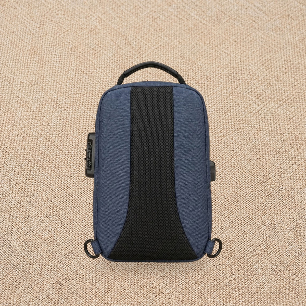 Sac de poitrine antivol à serrure à combinaison — Le Coffre, coloris Bleu, vue de dos