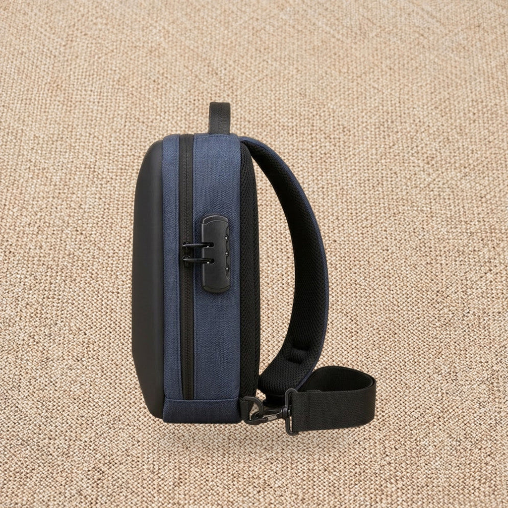 Sac de poitrine antivol à serrure à combinaison — Le Coffre, coloris Bleu, vue de profil