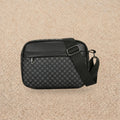 Sacoche bandoulière homme business légère — Le Cadre, coloris Noir façade damier, vue de face
