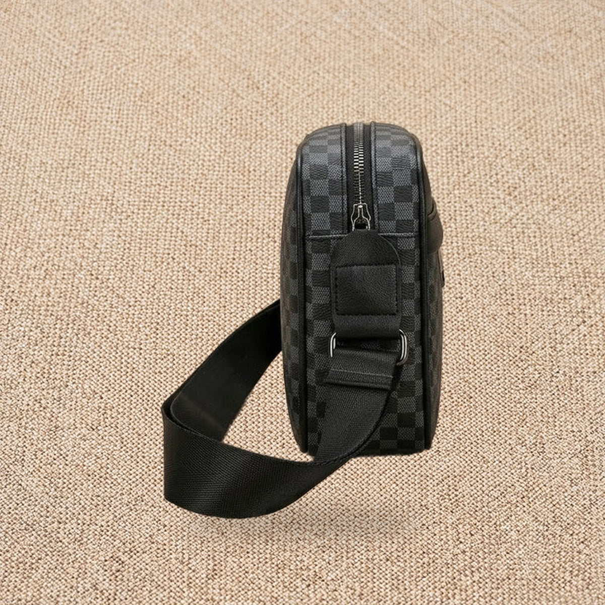Sacoche bandoulière homme business légère — Le Cadre, coloris Noir façade damier, vue de profil