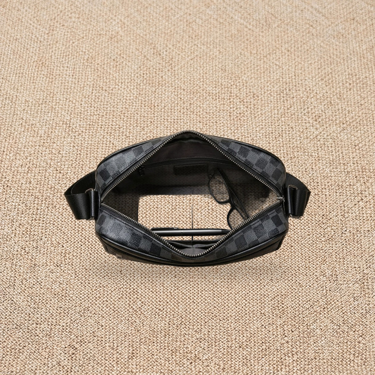 Sacoche bandoulière homme business légère — Le Cadre, coloris Noir façade damier, intérieur