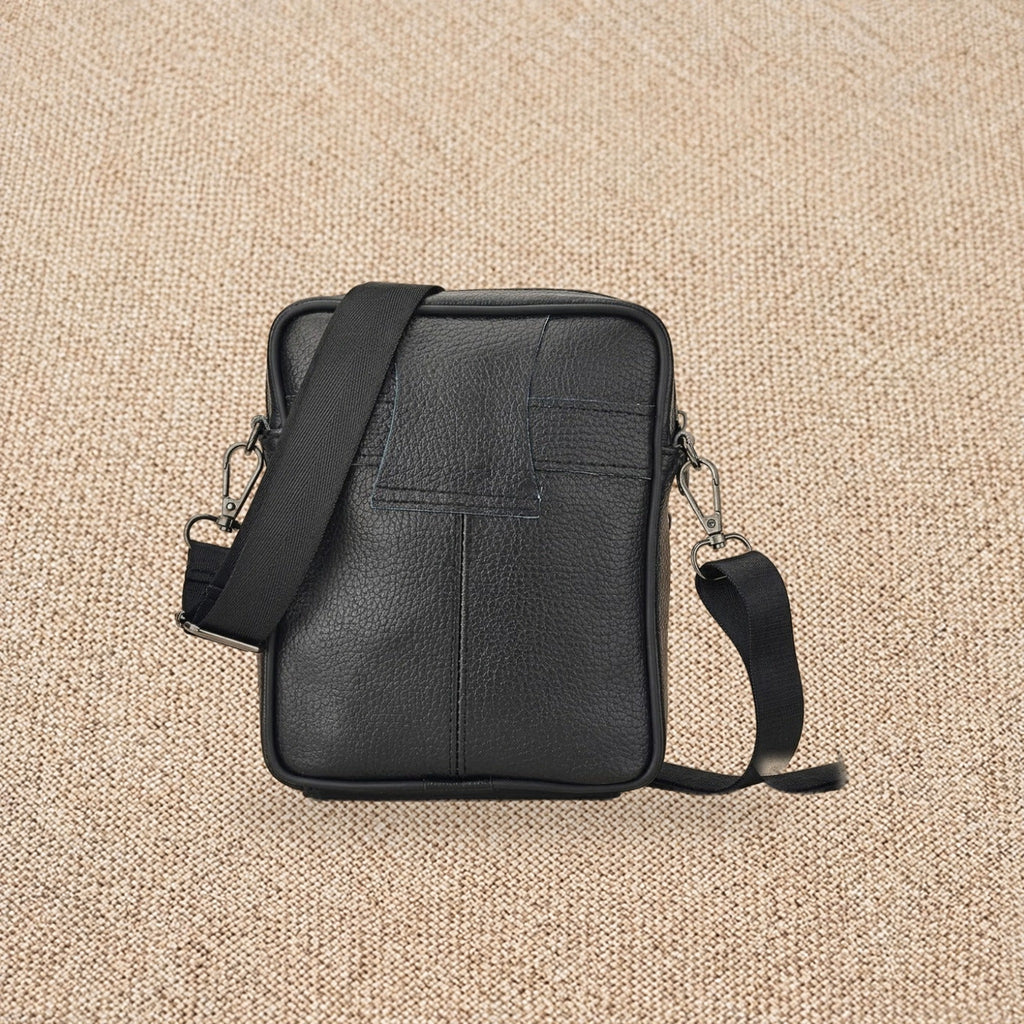 Sacoche homme bandoulière en cuir, poche téléphone — Le Compagnon, coloris Noir, vue de dos