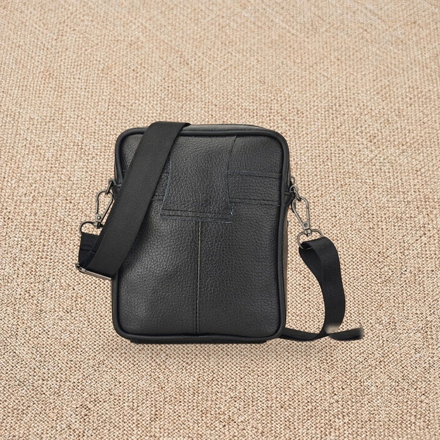 Sacoche homme bandoulière en cuir, poche téléphone — Le Compagnon, coloris Noir, vue de dos