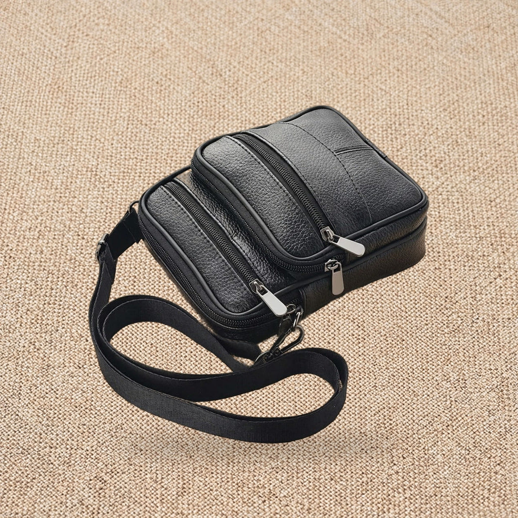 Sacoche homme bandoulière en cuir, poche téléphone — Le Compagnon, coloris Noir, vue de profil