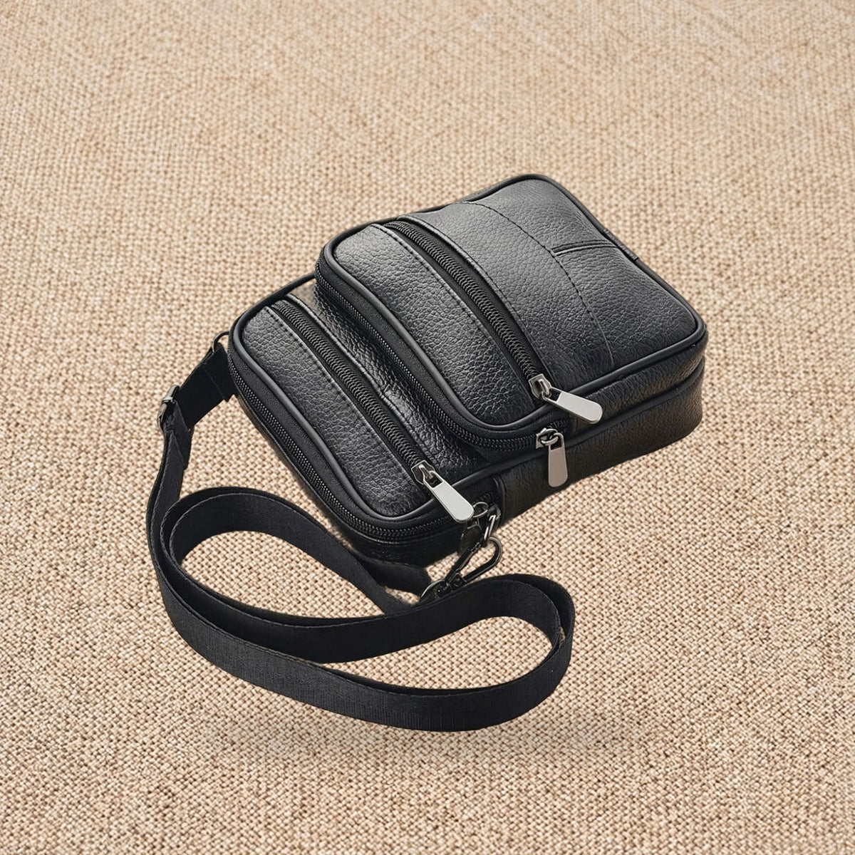 Sacoche homme bandoulière en cuir, poche téléphone — Le Compagnon, coloris Noir, vue de profil
