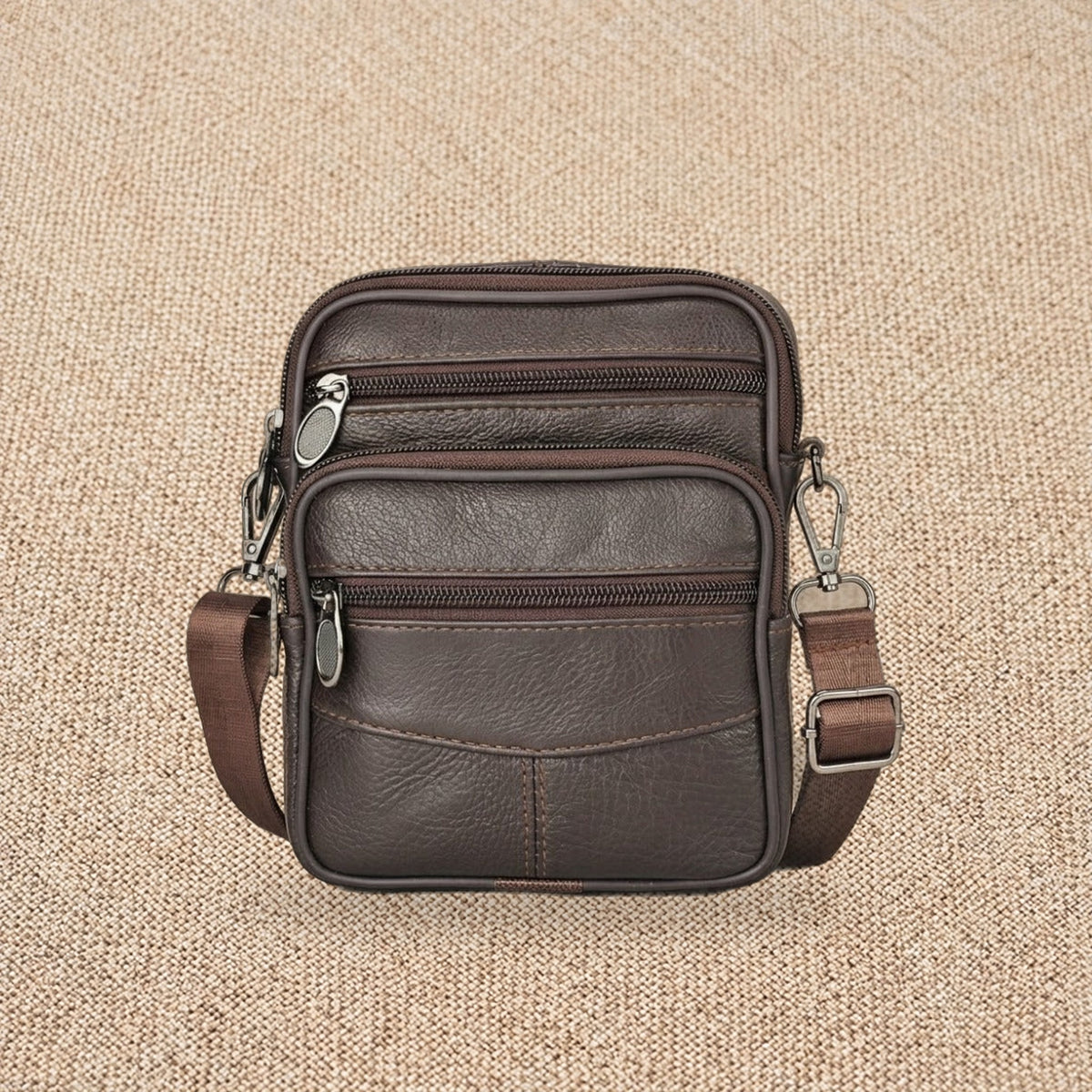 Sacoche homme bandoulière en cuir, poche téléphone — Le Compagnon, coloris Marron foncé, vue de face