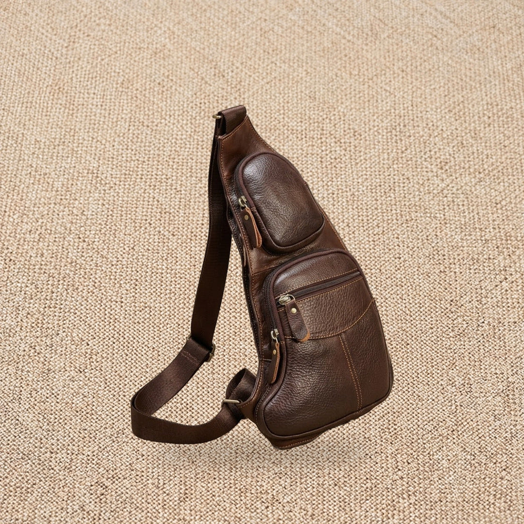 Sacoche bandoulière en cuir vintage homme — Le Voyageur, coloris Café, vue de profil