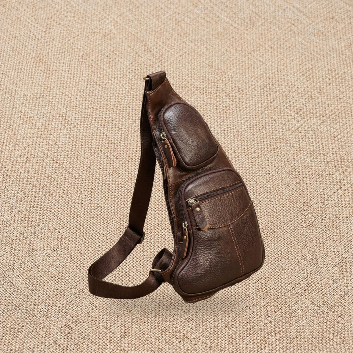 Sacoche bandoulière en cuir vintage homme — Le Voyageur, coloris Café, vue de profil
