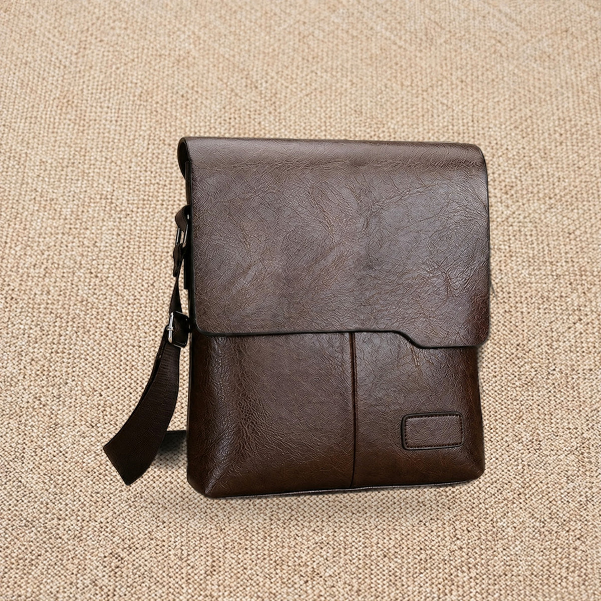 Sacoche messager homme, finition vintage — Le Rustique, coloris Marron à écusson, vue de face