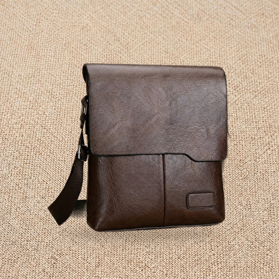 Sacoche messager homme, finition vintage — Le Rustique, coloris Marron à écusson, vue de face