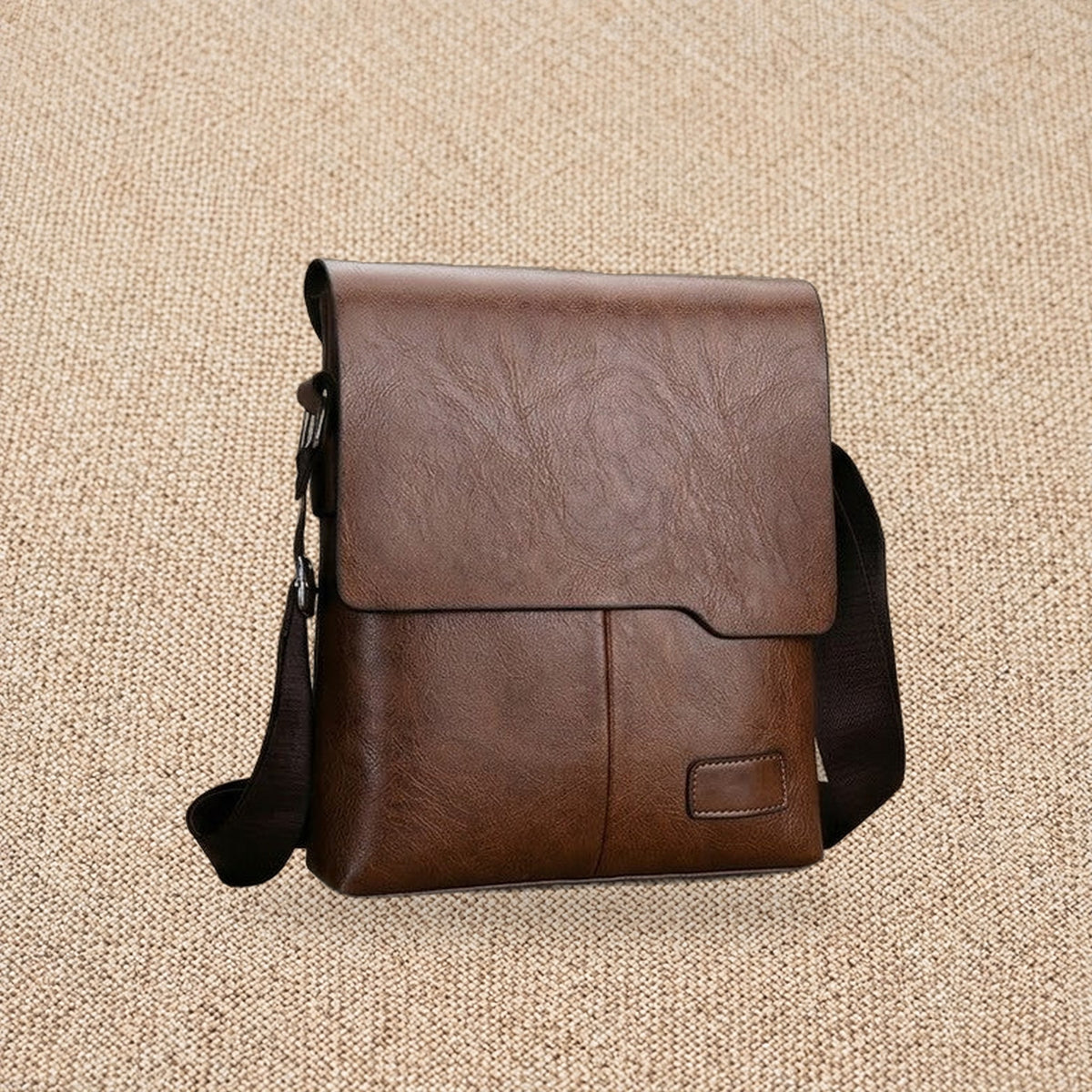 Sacoche messager homme, finition vintage — Le Rustique, coloris Marron cognac, vue de face