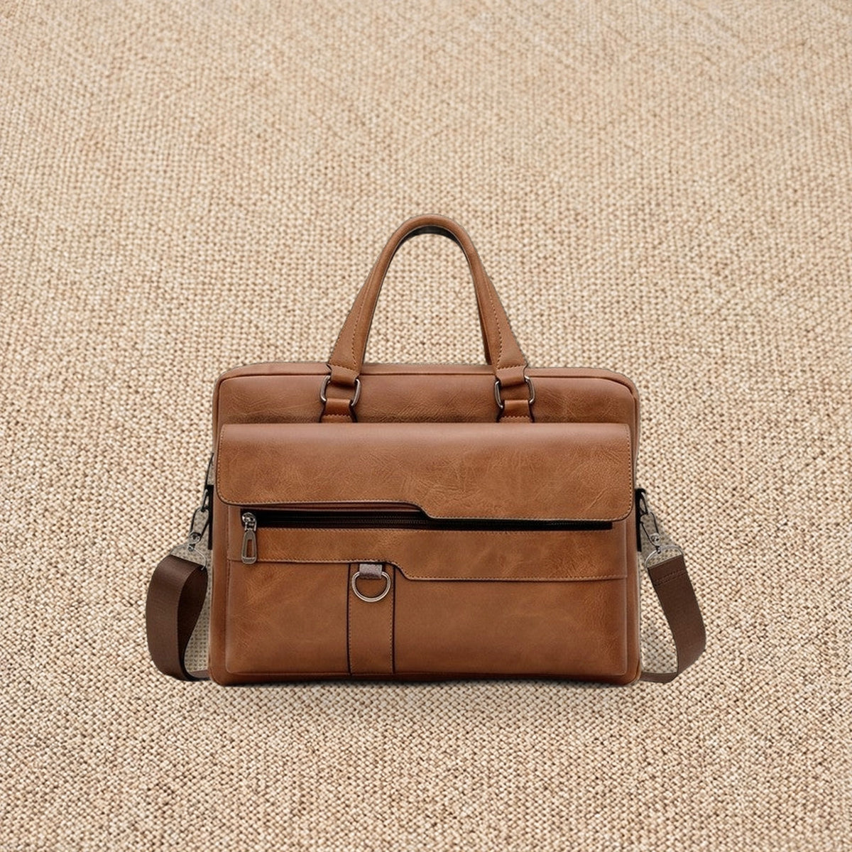 Sacoche ordinateur portable homme en simili cuir, aspect vintage — Le Bureau, coloris Marron camel, vue de face